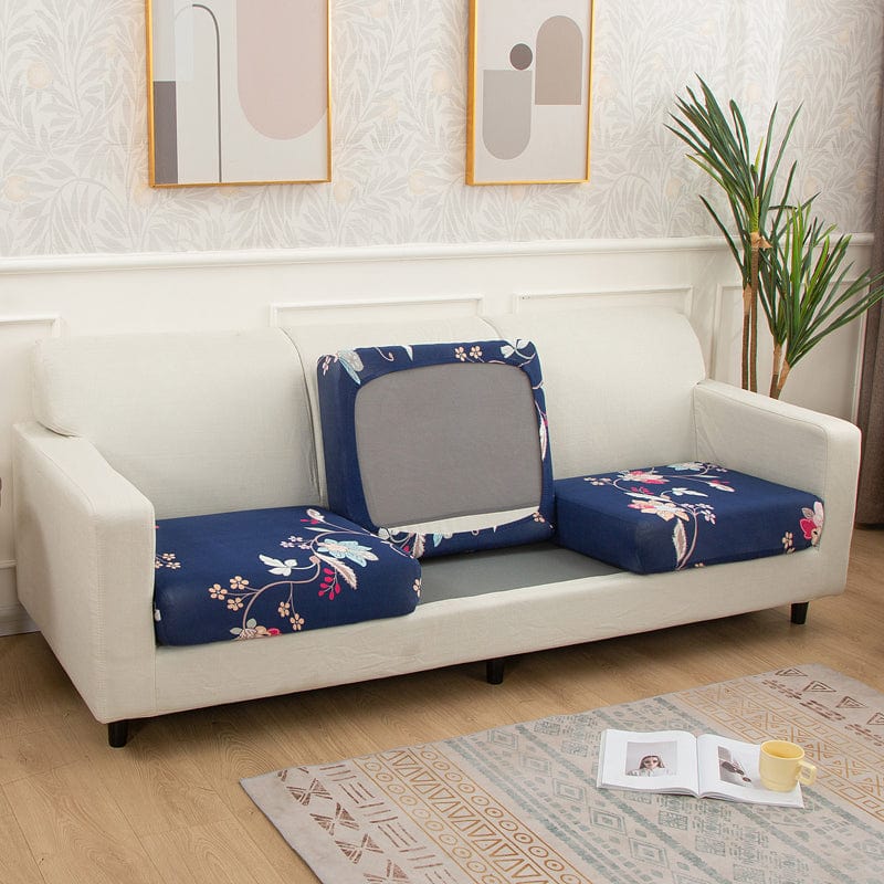 Housse de coussin bleue à motif floral sur canapé