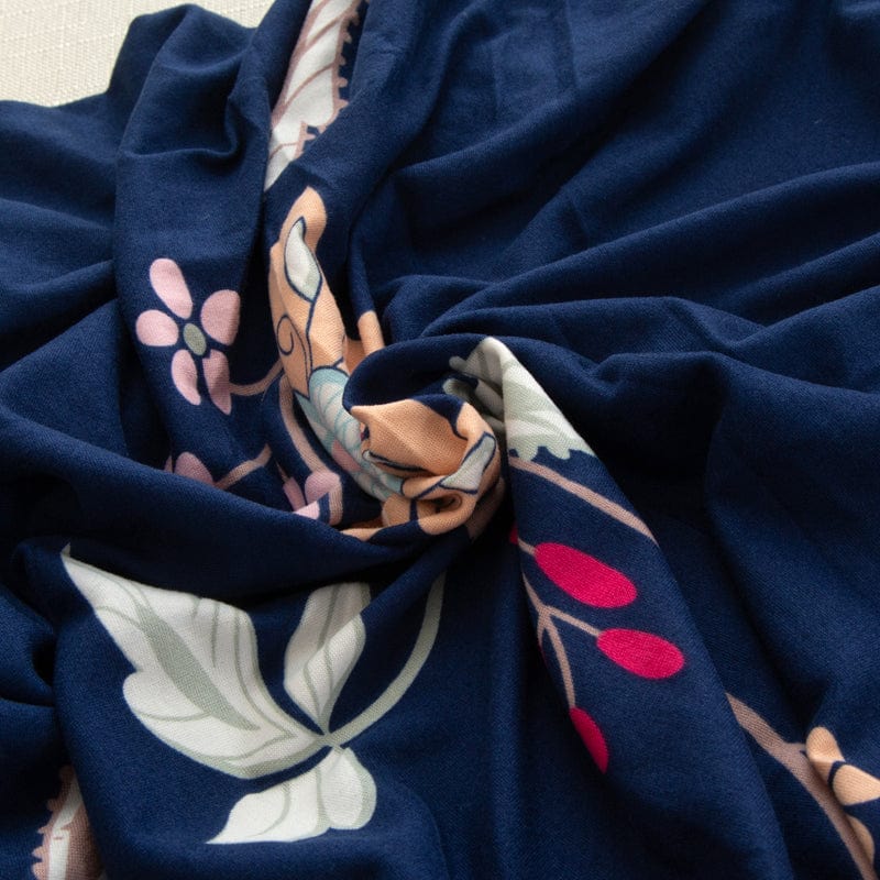 Vue latérale d'une housse de coussin bleue à fleurs