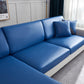 Housse bleue en simili cuir sur coussin de canapé
