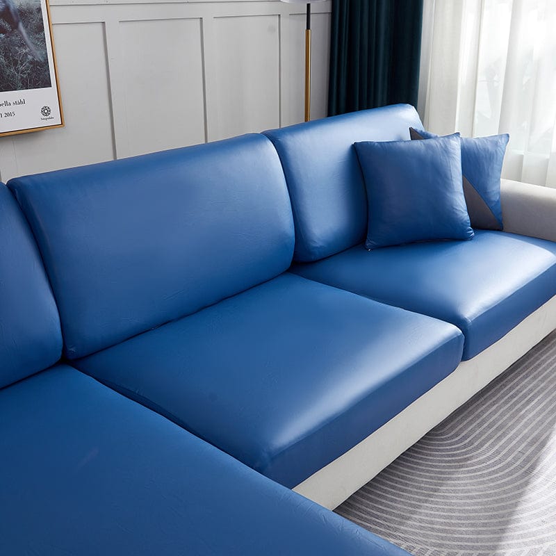 Housse bleue en simili cuir sur coussin de canapé
