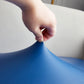 Installation facile de la housse bleue sur canapé