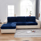 Coussin de canapé enveloppé dans une housse en velours