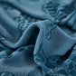 Housse polaire bleue ajustée sur coussin de canapé