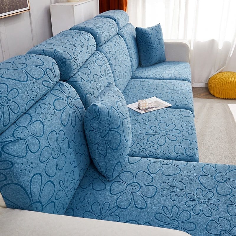 Vue latérale de la housse polaire bleue installée sur un canapé