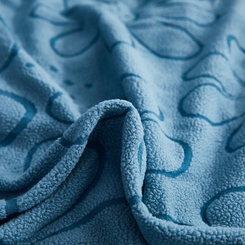 Détail du motif floral sur housse polaire bleue pour coussin