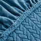 Housse polaire bleue couvrant un canapé, motif laine