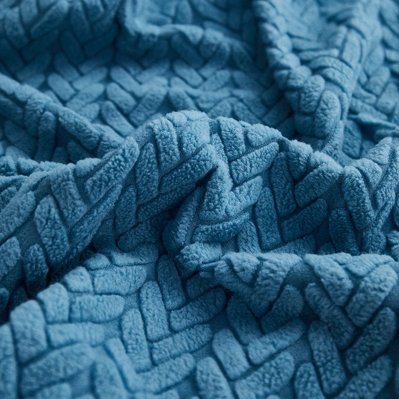 Housse polaire bleue, motif laine, sur accoudoir de canapé