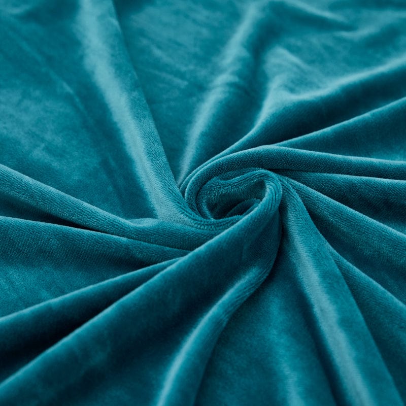 Vue d'ensemble d'un canapé avec housse en velours bleu