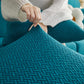 Housse polaire bleue turquoise sur coussin de canapé