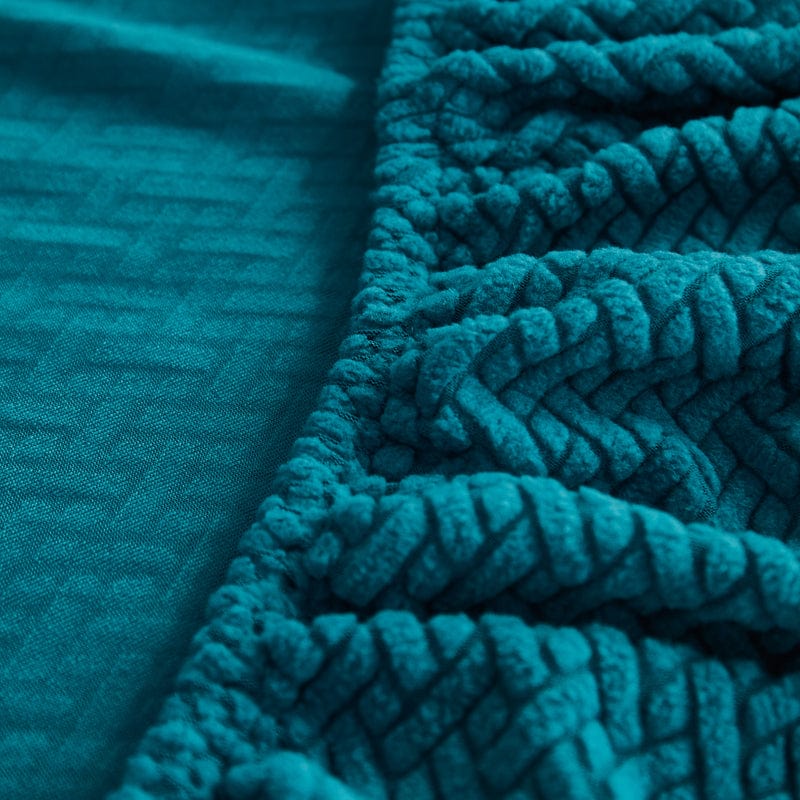 Housse polaire bleue couvrant un coussin de salon