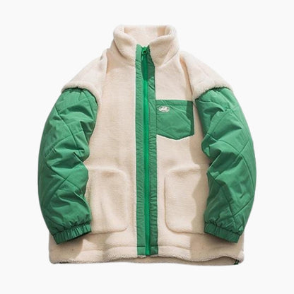 Vue de face du blouson en fourrure, manches vertes