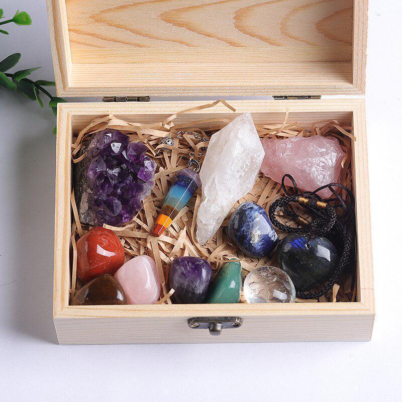 Vue rapprochée du pendule des 7 chakras sur fond blanc