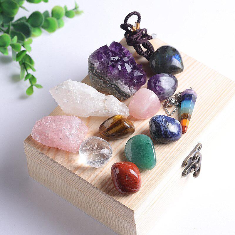 Quartz rose et cristal de roche bruts sur table