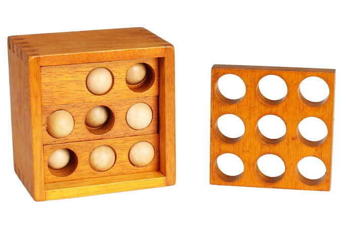 Boîte en bois contenant des pièces et boules de golf