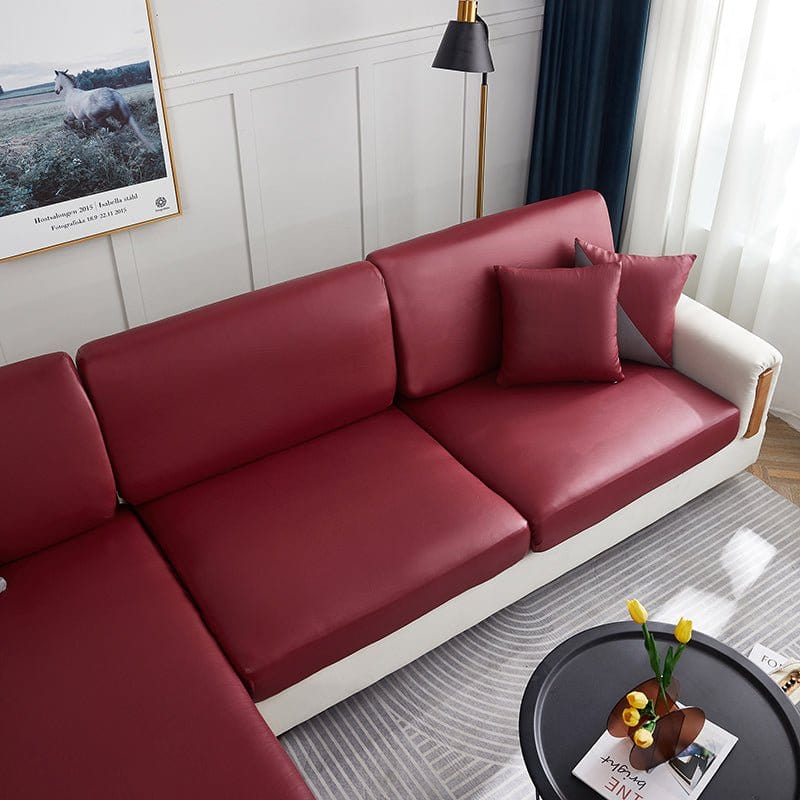 Housse bordeaux en similicuir sur coussin de canapé