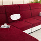 Vue latérale d'une housse polaire bordeaux couvrant un coussin