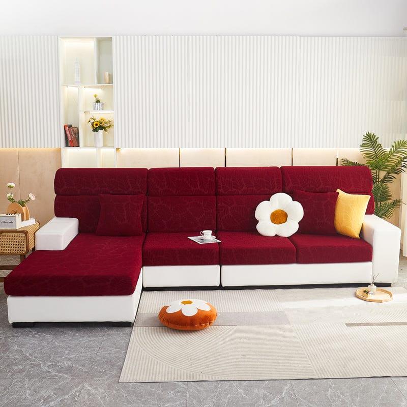 Coussin recouvert d'une housse polaire bordeaux, motif en évidence