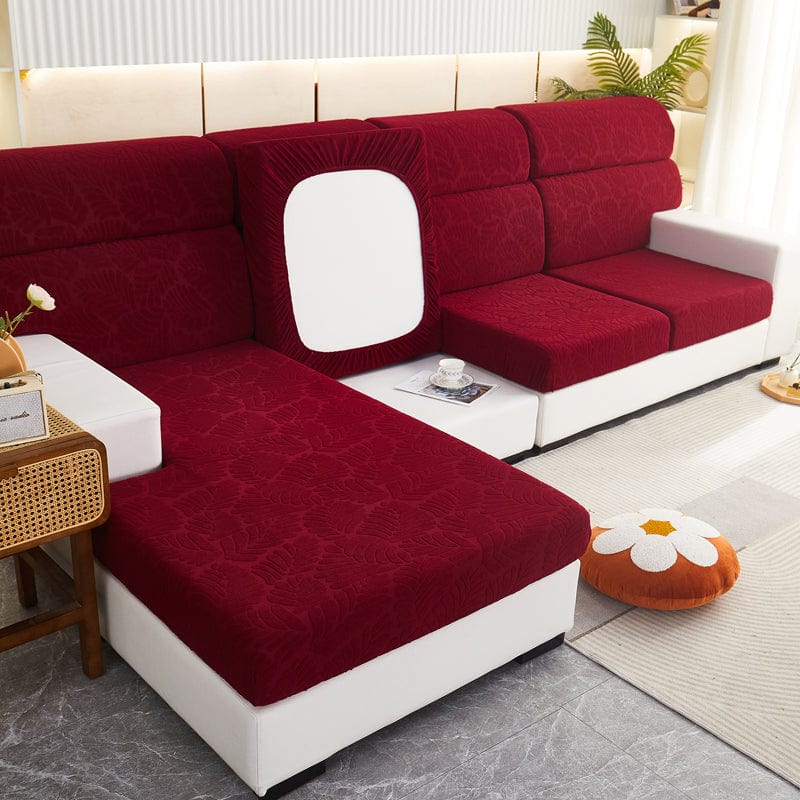 Housse polaire bordeaux installée sur un coussin, motif visible
