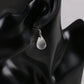 Boucles goutte d'eau avec onyx noire et détails dorés