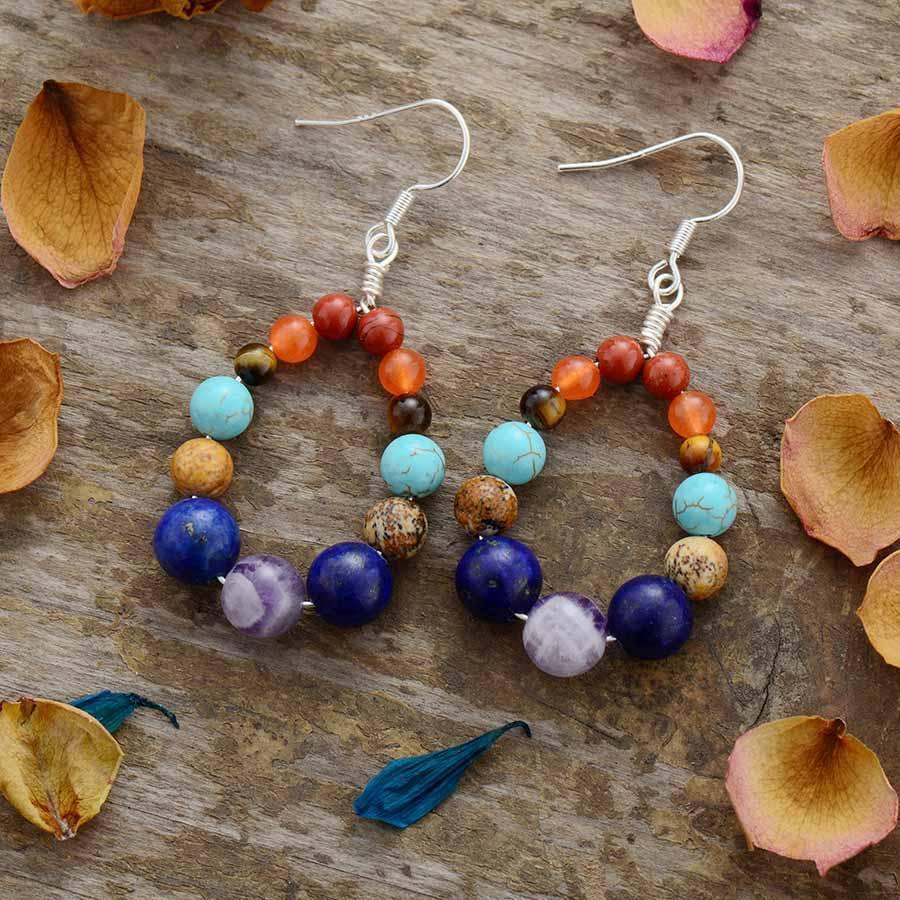 Boucles d'oreilles avec pierres naturelles colorées et chaînettes dorées