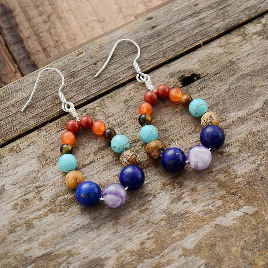 Vue d'ensemble des boucles d'oreilles artisanales en pierres semi-précieuses