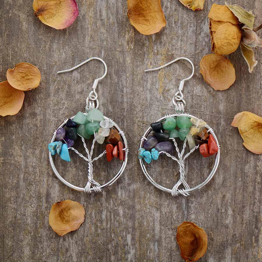 Vue d'ensemble des boucles d'oreilles arbre de vie et chakras