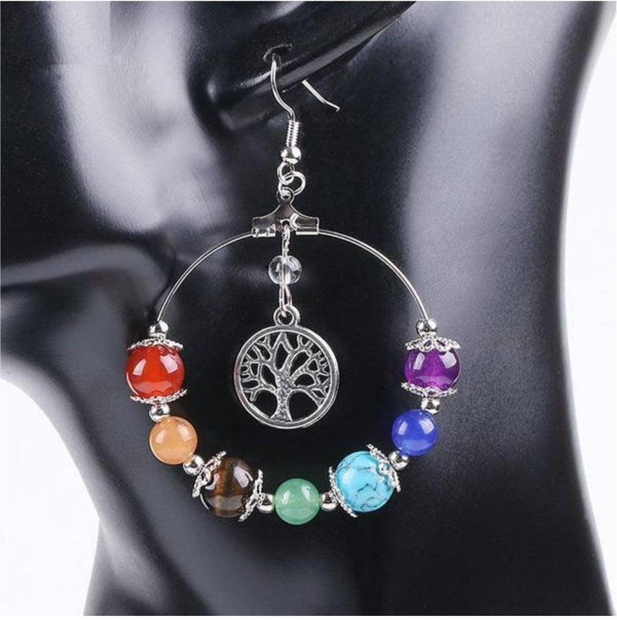 Détail des pierres chakras sur boucles d'oreilles