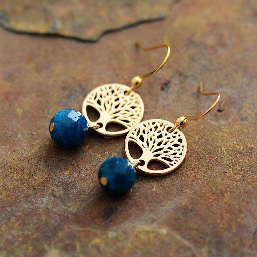 Design artisanal des boucles d'oreilles en gros plan
