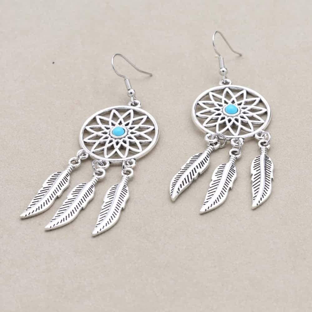 Boucles d'oreilles avec mandala et plumes suspendues