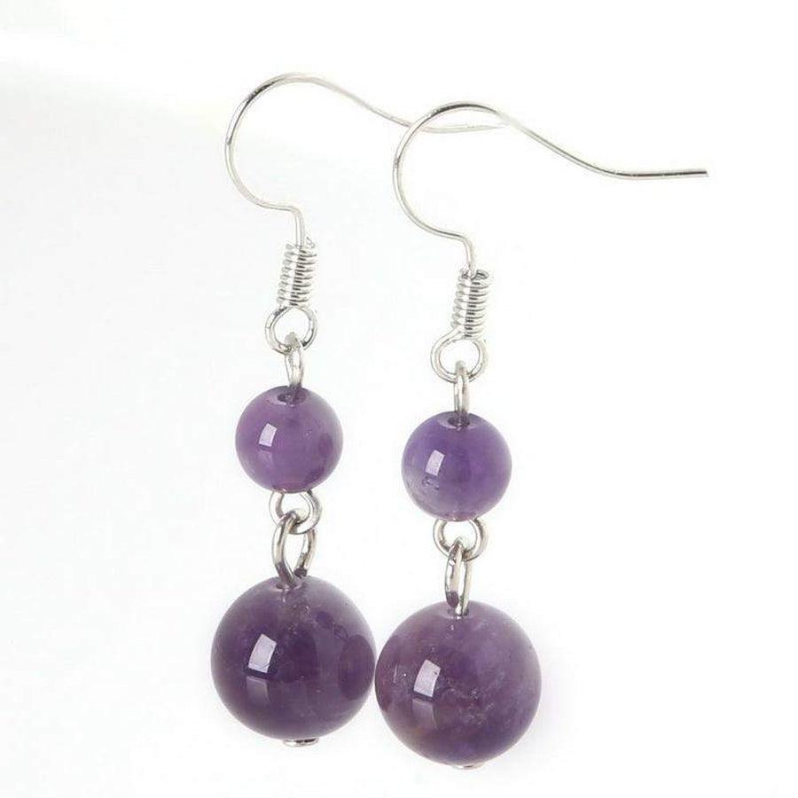 Boucles d'oreilles en améthyste sur fond blanc, perles rondes