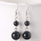 Zoom sur les crochets en argent des boucles d'oreilles améthyste