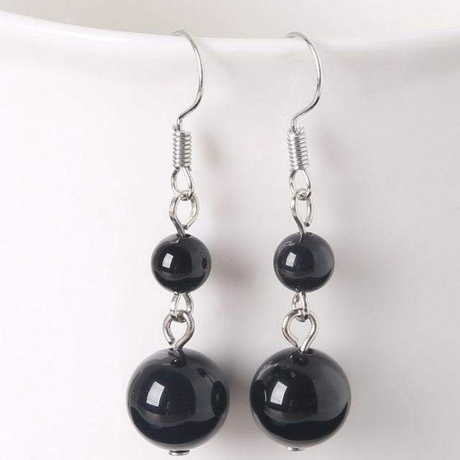 Zoom sur les crochets en argent des boucles d'oreilles améthyste