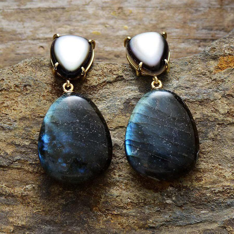 Vue rapprochée des pierres de labradorite serties sur griffes dorées