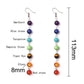 Boucles d'oreilles avec pierres des 7 chakras en gros plan