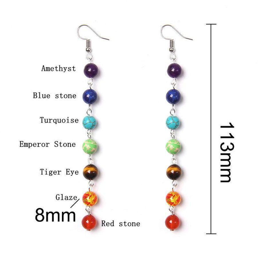 Boucles d'oreilles avec pierres des 7 chakras en gros plan