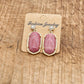 Boucles d'oreilles dorées montrant la taille des perles centrales