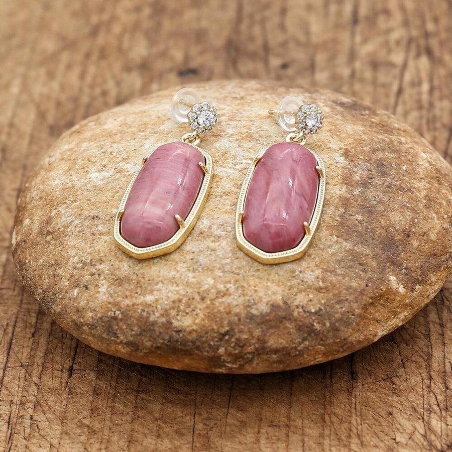 Vue d'ensemble des boucles d'oreilles dorées et rhodonite