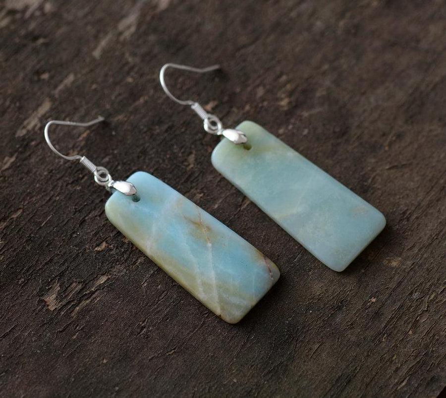 Boucles d'oreilles en amazonite sur fond blanc