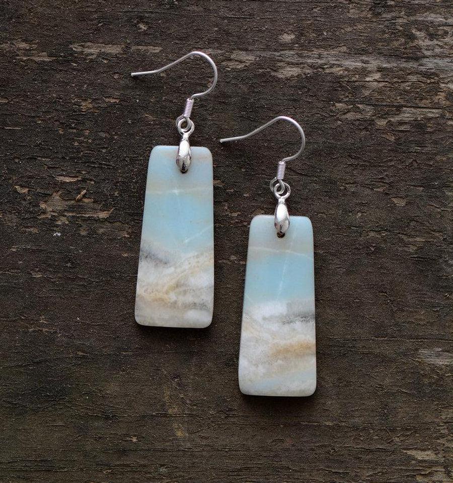 Gros plan sur les pierres d'amazonite des boucles