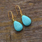 Boucles d'oreilles goutte turquoise sur fond blanc
