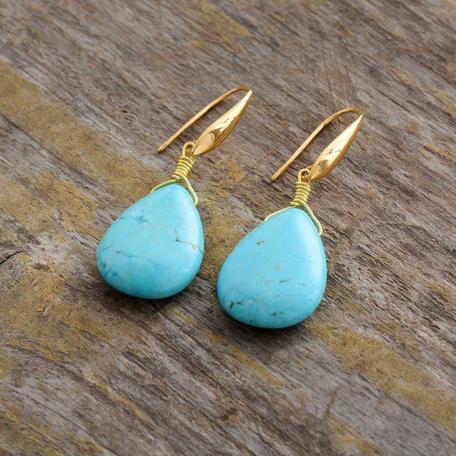 Détail d'une boucle d'oreille turquoise en gros plan