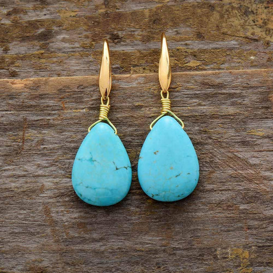 Vue de profil des boucles d'oreilles goutte turquoise