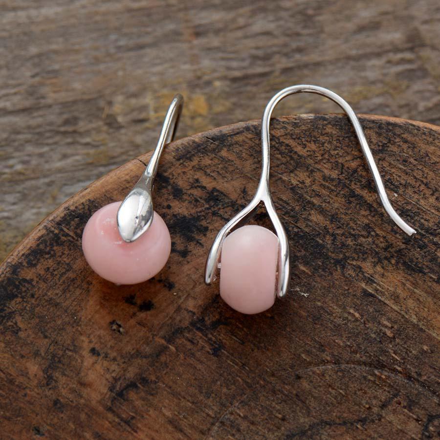 Boucles d'oreilles étrier avec opale rose en gros plan