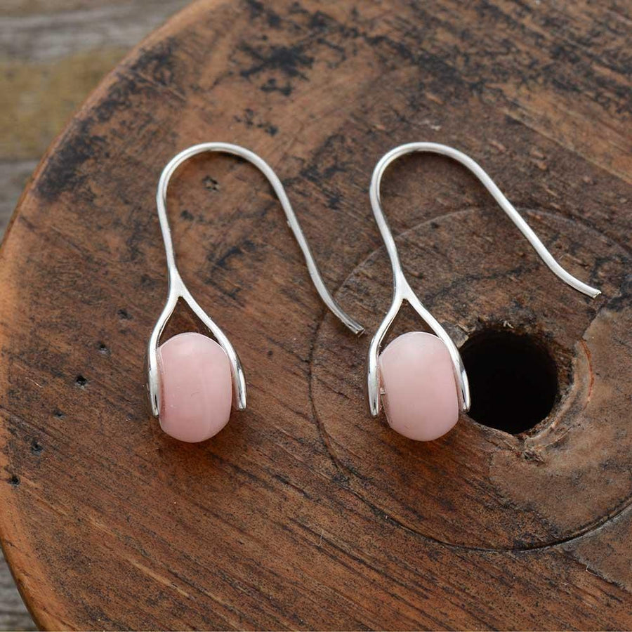Vue latérale des boucles d'oreilles artisanales opale rose