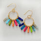Boucles d'oreilles en jaspe et laiton sur fond blanc
