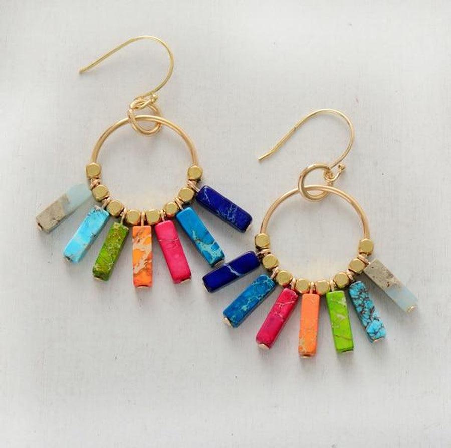 Boucles d'oreilles en jaspe et laiton sur fond blanc
