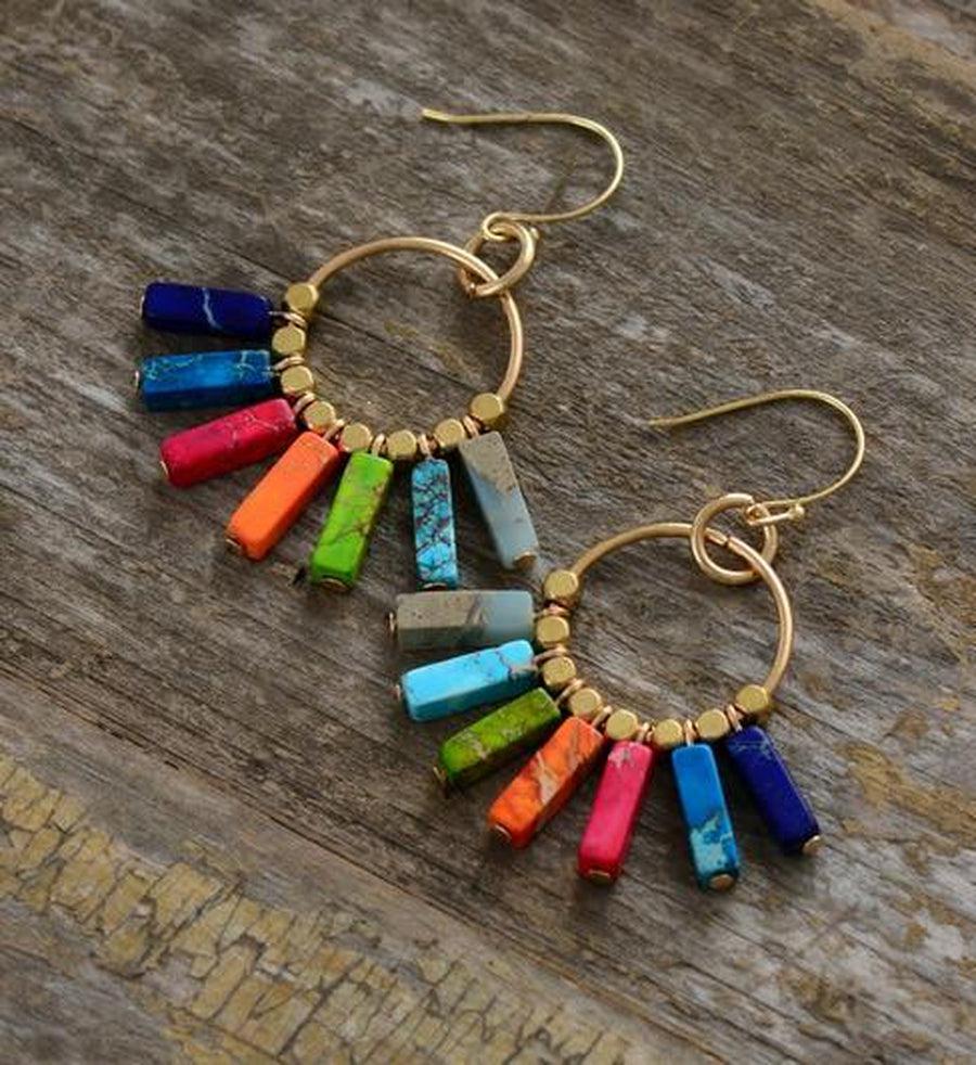 Détail des pierres de jaspe colorées sur boucles d'oreilles