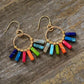 Vue rapprochée des boucles d'oreilles en jaspe et laiton