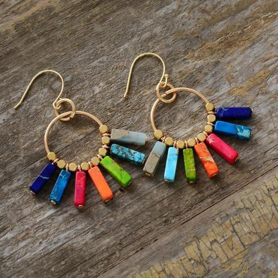 Vue rapprochée des boucles d'oreilles en jaspe et laiton
