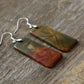 Boucles d'oreilles en jaspe Picasso sur fond blanc